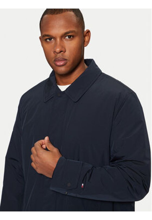 TOMMY HILFIGER - Tommy Hilfiger Płaszcz przejściowy MW0MW37651 Granatowy Regular Fit. Kolor: niebieski. Materiał: syntetyk