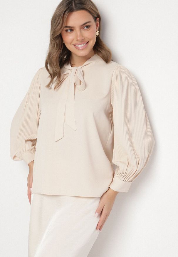 Born2be - Beżowa Bluzka z Bufiastymi Rękawami i Wiązaniem przy Szyi Gonithra. Okazja: na co dzień. Kolor: beżowy. Materiał: jeans. Styl: klasyczny, casual