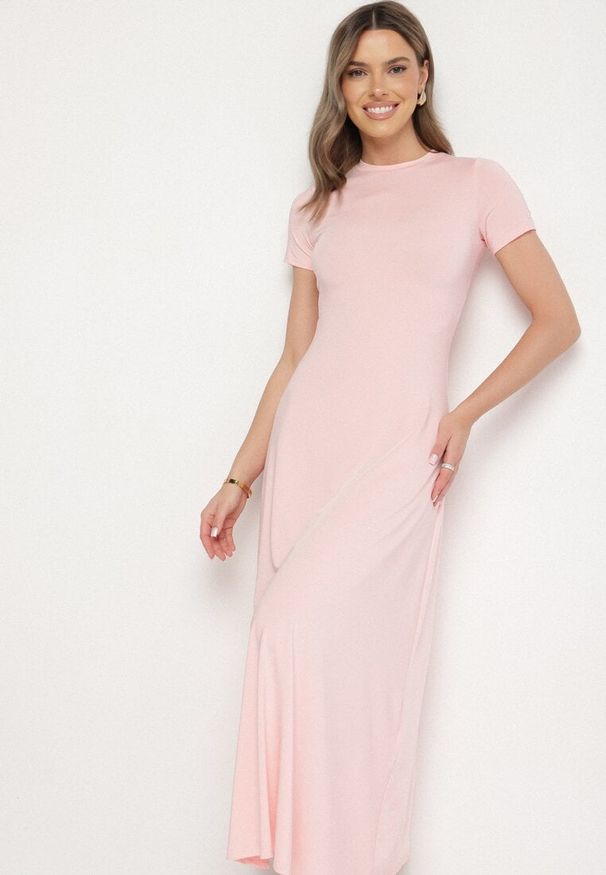 Born2be - Różowa Sukienka o Taliowanym Kroju z Krótkim Rękawem Liravise. Okazja: na co dzień. Kolor: różowy. Długość rękawa: krótki rękaw. Sezon: wiosna, lato. Typ sukienki: rozkloszowane. Styl: casual, elegancki, klasyczny