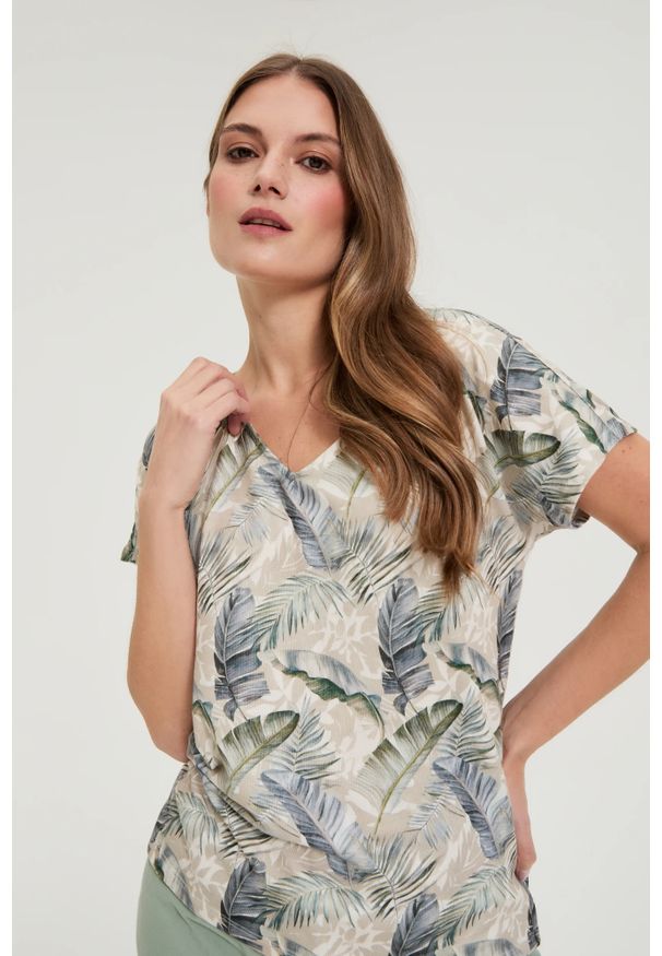 MOODO - Bluzka z dekoltem w serek beżowa. Typ kołnierza: dekolt w serek. Kolor: beżowy. Materiał: poliester, elastan