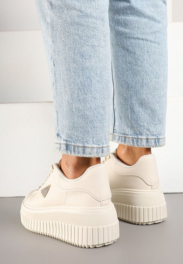 Born2be - Beżowe Sneakersy na Grubej Podeszwie z Tłoczeniami i Ozdobną Aplikacją Danioris. Okazja: na co dzień. Zapięcie: sznurówki. Kolor: beżowy. Materiał: jeans. Wzór: aplikacja