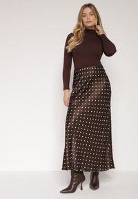 Born2be - Brązowa Wiskozowa Spódnica Satynowa w Kropki o Rozkloszowanym Kroju Fedrana. Okazja: na co dzień. Kolor: brązowy. Materiał: satyna, wiskoza. Wzór: kropki. Styl: klasyczny, casual, elegancki #5
