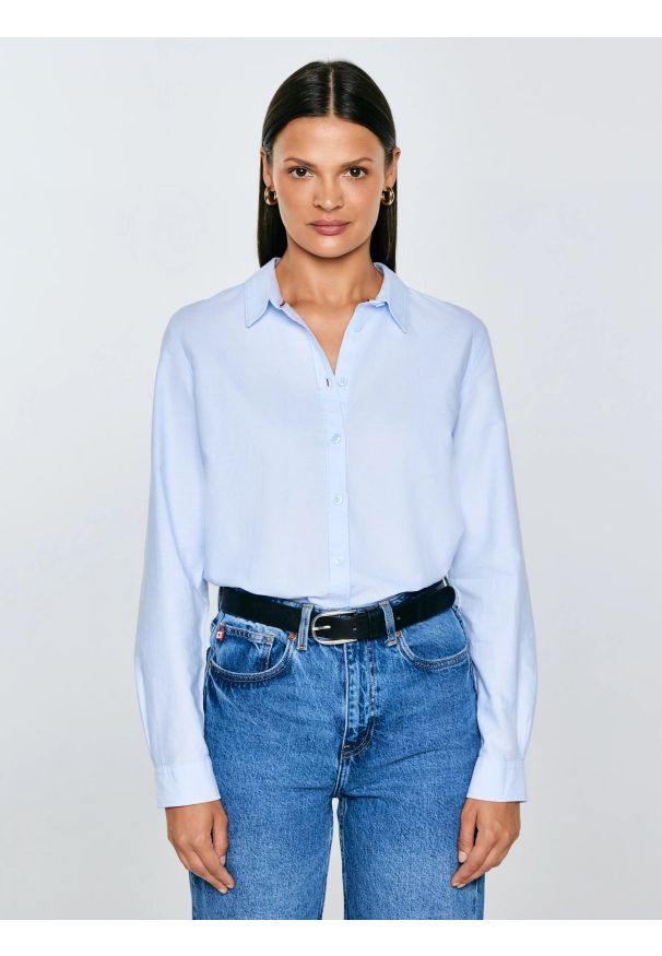 Big-Star - Koszula damska klasyczna błękitna Hansai 400. Okazja: na spotkanie biznesowe, do pracy. Typ kołnierza: kołnierzyk klasyczny. Kolor: niebieski. Długość rękawa: długi rękaw. Długość: długie. Styl: klasyczny