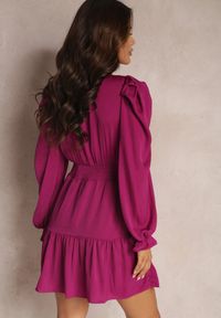 Renee - Fioletowa Sukienka Taliowana z Falbanami Casserona. Kolor: fioletowy. Materiał: tkanina. Wzór: gładki, jednolity