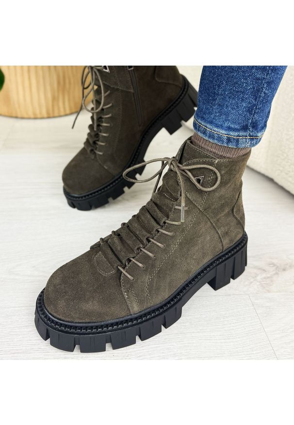 Khaki skórzane botki damskie DiA 52-884. Okazja: na co dzień. Nosek buta: okrągły. Kolor: brązowy. Materiał: skóra, zamsz. Szerokość cholewki: normalna. Sezon: zima, jesień. Styl: elegancki, casual, klasyczny