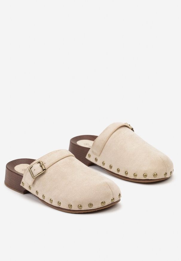 Born2be - Beżowe Klapki Chodaki na Płaskiej Podeszwie Ozdobione Nitami i Klamrą Aletta. Okazja: na co dzień. Kolor: beżowy. Materiał: len, jeans. Wzór: aplikacja. Obcas: na płaskiej podeszwie. Styl: casual, boho, klasyczny, rockowy