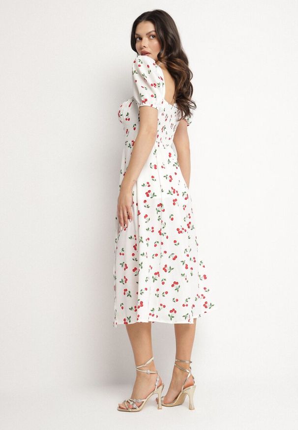 Born2be - Biała Rozkloszowana Sukienka z Wiązaniem w Wisienki Halilitia. Okazja: na co dzień. Kolor: biały. Wzór: kwiaty. Typ sukienki: rozkloszowane, proste. Styl: casual, klasyczny