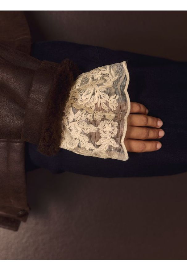 Reserved - Bluzka z haftowanym zdobieniem - kremowy. Kolor: kremowy. Materiał: tkanina. Wzór: haft, aplikacja