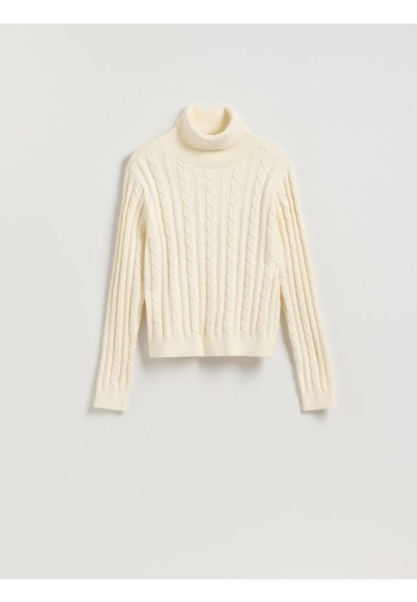 Reserved - Golf z dekoracyjnym splotem - kremowy. Typ kołnierza: golf. Kolor: kremowy. Materiał: dzianina, wiskoza. Wzór: ze splotem