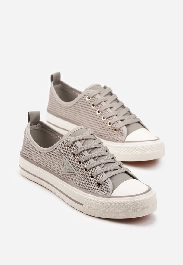 Renee - Jasnoszare Szydełkowe Trampki o Klasycznym Fasonie Vovessa. Okazja: na co dzień. Kolor: szary. Materiał: jeans. Szerokość cholewki: normalna. Styl: klasyczny