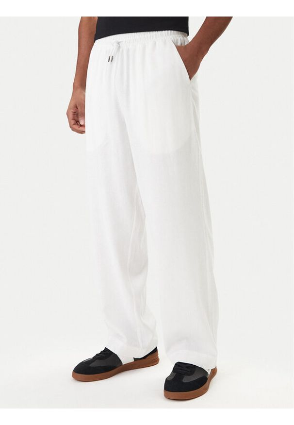 Emporio Armani Spodnie materiałowe EM000586 AF20590 U0002 Biały Regular Fit. Kolor: biały. Materiał: len