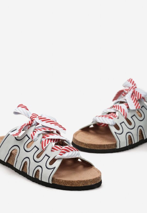 Born2be - Jasnozielone Klapki z Wycięciami i Ozdobną Tasiemką Reddia. Kolor: zielony. Styl: boho