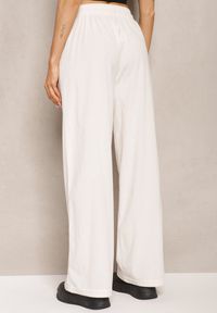 Renee - Białe Szerokie Spodnie o Prążkowanym Kroju z Gumką w Pasie Jovulla. Kolor: biały. Materiał: prążkowany #3
