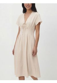 Reserved - Sukienka midi z lyocellem - kremowy. Kolor: kremowy. Materiał: wiskoza, tkanina. Typ sukienki: proste. Długość: midi