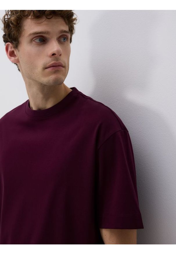 Reserved - T-shirt boxy z merceryzowanej bawełny - brązowy. Kolor: brązowy. Materiał: bawełna