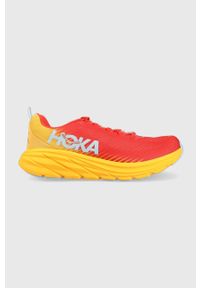 HOKA - Hoka buty Rincon 3 kolor czerwony 1119395-BOFT. Nosek buta: okrągły. Zapięcie: sznurówki. Kolor: czerwony. Wzór: geometria. Sport: bieganie