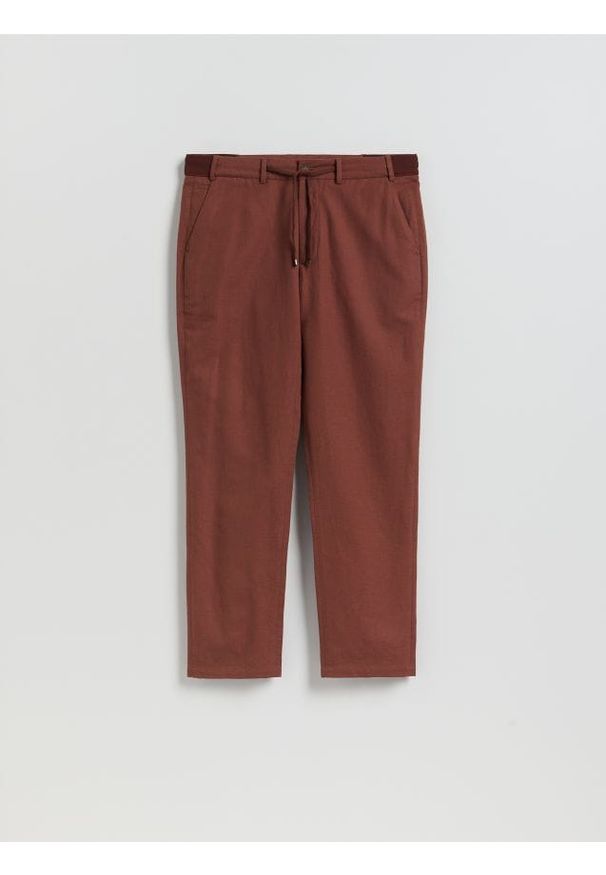 Reserved - Spodnie chino regular fit - bordowy. Kolor: czerwony. Materiał: tkanina, len