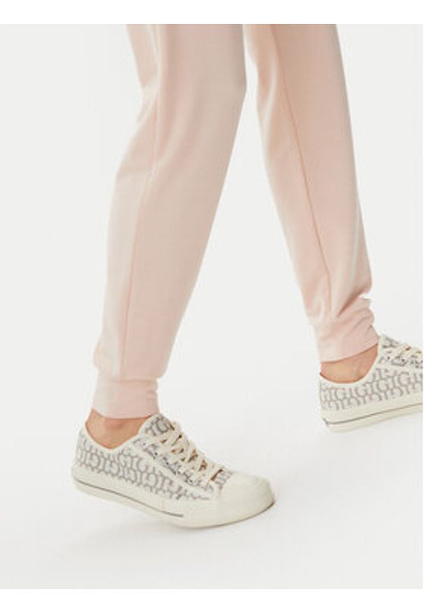 Guess Spodnie materiałowe O5GB05 KCQP2 Pomarańczowy Regular Fit. Kolor: pomarańczowy. Materiał: syntetyk