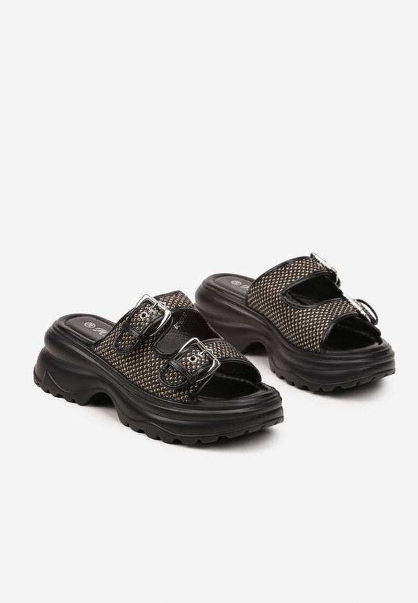 Born2be - Czarne Klapki na Tłoczonej Platformie Zdobione Klamrami i Plecionką Mlerra. Okazja: na co dzień. Nosek buta: otwarty. Kolor: czarny. Wzór: aplikacja. Obcas: na platformie. Styl: elegancki, casual