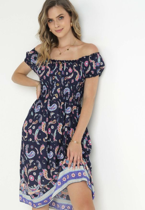 Born2be - Granatowa Rozkloszowana Sukienka Bawełniana Hiszpanka we Wzór Paisley Dottia. Typ kołnierza: dekolt hiszpanka. Kolor: niebieski. Materiał: bawełna. Wzór: paisley