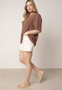 Born2be - Brązowy Minimalistyczny T-shirt z Teksturowanej Tkaniny z Bawełną Shinost. Okazja: na co dzień, do pracy. Kolekcja: plus size. Kolor: brązowy. Materiał: bawełna, tkanina. Styl: casual #8