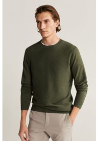 Mango Man - Sweter Ten. Kolor: zielony. Materiał: bawełna, dzianina, kaszmir, poliamid, elastan. Długość rękawa: długi rękaw. Długość: długie. Wzór: gładki #1
