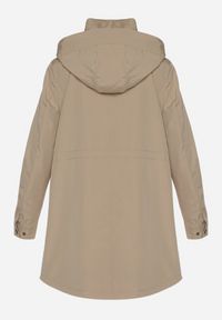 Born2be - Ciemnobeżowa Kurtka Parka ze Sznurkiem w Talii i Kapturem Teridi. Okazja: na co dzień, na spacer. Kolor: beżowy. Materiał: jeans. Długość rękawa: długi rękaw. Długość: długie. Styl: casual #7