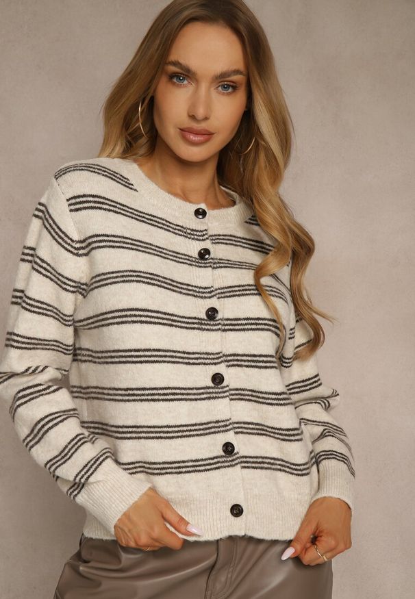 Renee - Beżowy Kardigan z Dodatkiem Wełny Zdobiony Wzorem w Paski i Narzutką Fedira. Okazja: na co dzień. Kolor: beżowy. Materiał: wełna. Długość: krótkie. Wzór: paski, aplikacja. Styl: klasyczny, casual