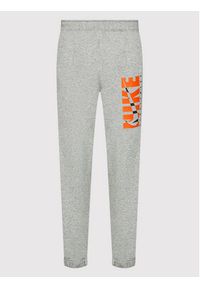 Nike Dres Sportswear Graphic DD5242 Szary Regular Fit. Kolor: szary. Materiał: bawełna #5