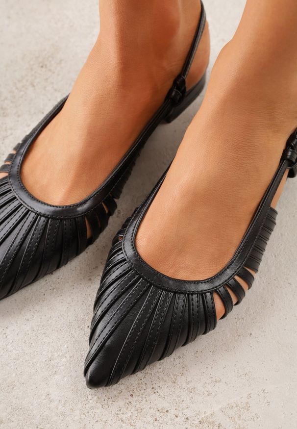 Born2be - Czarne Sandały na Płaskiej Podeszwie Ozdobione Wycięciami Auraly. Okazja: na co dzień. Zapięcie: sprzączka. Kolor: czarny. Materiał: jeans. Wzór: aplikacja. Obcas: na płaskiej podeszwie. Styl: casual, elegancki