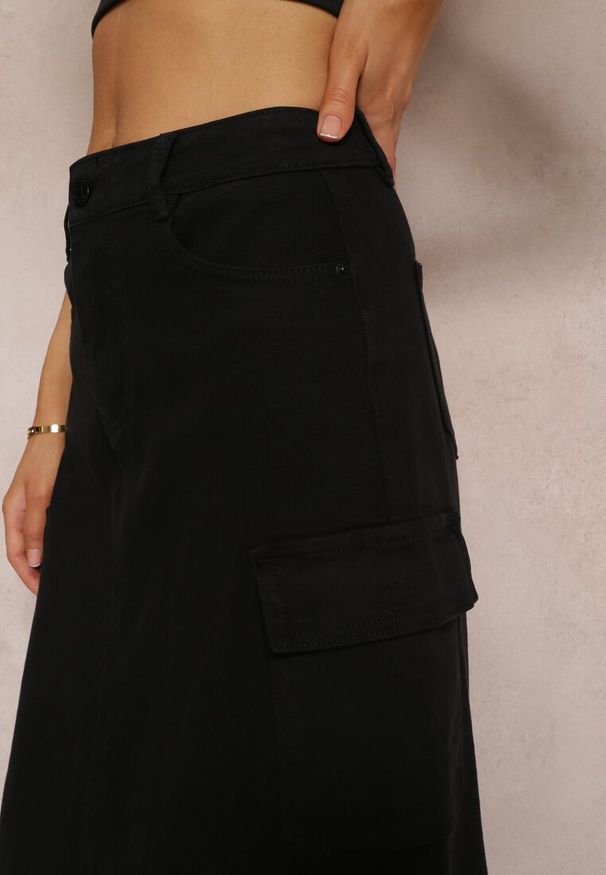 Renee - Czarna Spódnica Jeansowa Midi Typu Cargo z Kieszeniami Dyleta. Kolor: czarny. Materiał: jeans. Długość: długie