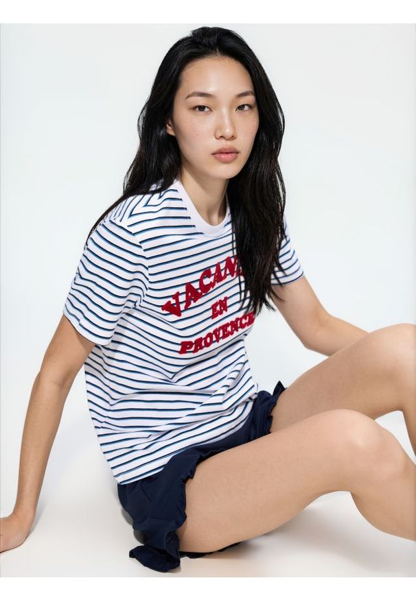 Reserved - T-shirt z haftowanym napisem - wielobarwny. Materiał: bawełna. Wzór: napisy, haft