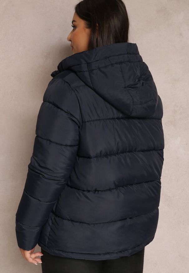 Renee - Granatowa Kurtka z Kapturem Pikowana Helnee. Okazja: na co dzień. Typ kołnierza: kaptur. Kolekcja: plus size. Kolor: niebieski. Długość: długie. Materiał: tkanina. Długość rękawa: długi rękaw. Sezon: zima, jesień. Styl: casual
