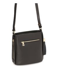 Kazar - Czarna skórzana torebka z brelokiem. Kolor: czarny. Wzór: aplikacja. Dodatki: z breloczkiem. Materiał: skórzane. Styl: elegancki, casual, klasyczny #4