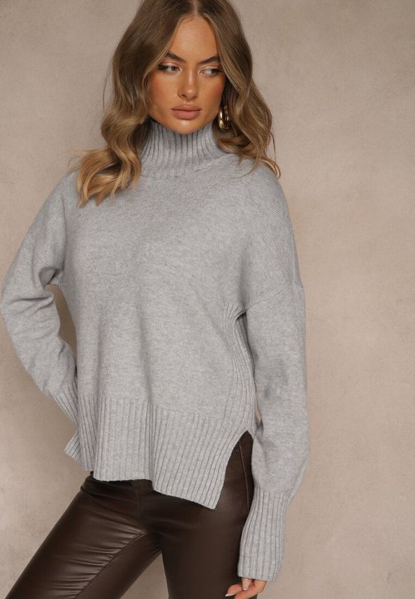 Renee - Szary Gładki Golf Casual Ralloria. Okazja: na co dzień. Typ kołnierza: golf. Kolor: szary. Materiał: jeans, prążkowany. Długość rękawa: długi rękaw. Długość: długie. Wzór: gładki. Styl: casual