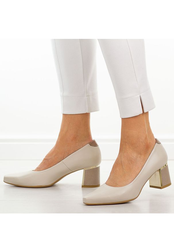 Beżowe Rx skórzane Polskie czółenka damskie Suzana 4502. Okazja: na co dzień. Kolor: beżowy. Materiał: skóra. Szerokość cholewki: normalna. Sezon: wiosna, lato. Obcas: na słupku. Styl: wizytowy, casual, klasyczny, elegancki