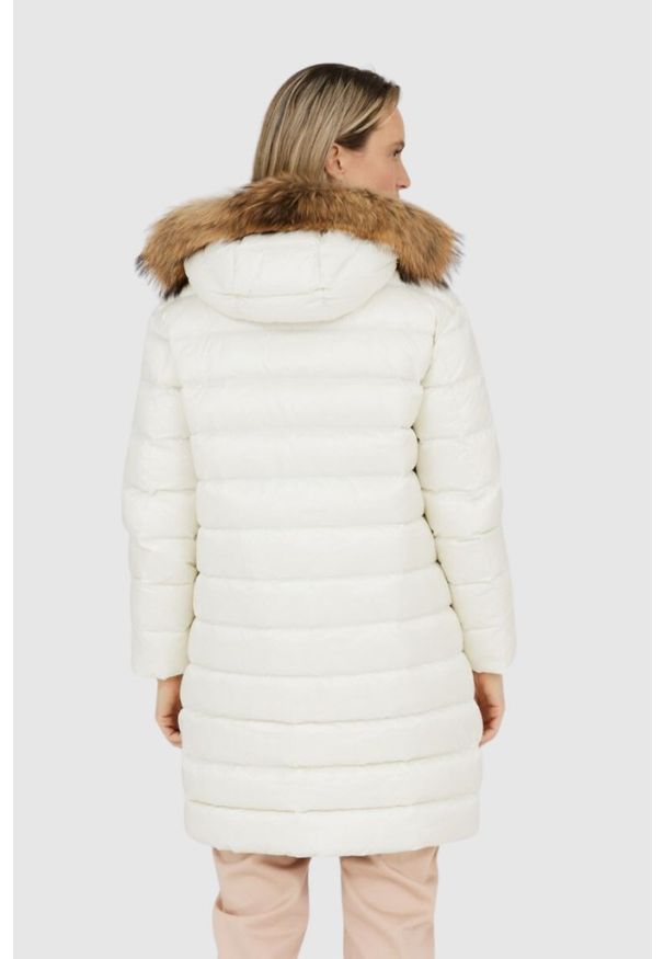 Blauer USA - BLAUER Ecru kurtka puchowa damska z odpinanym futrem jenota. Kolor: biały. Materiał: futro, puch