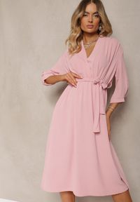 Renee - Ciemnoróżowa Sukienka Canopis. Typ kołnierza: dekolt kopertowy. Kolor: różowy. Materiał: tkanina, materiał. Typ sukienki: kopertowe. Styl: elegancki. Długość: midi