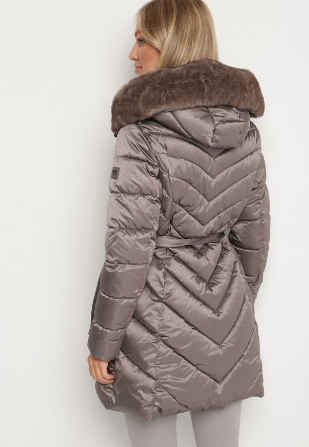 Born2be - Szara Pikowana Kurtka z Wiązanym Paskiem i Kapturem z Futerkiem Fenama. Okazja: na spacer, na co dzień. Kolor: szary. Materiał: futro. Styl: casual, elegancki