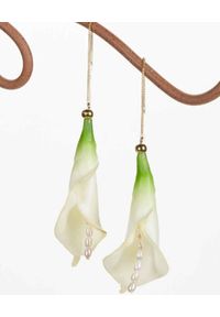 CULT GAIA - Kolczyki z orchideą Calla. Materiał: sztuczne, złote. Kolor: biały. Kamień szlachetny: perła