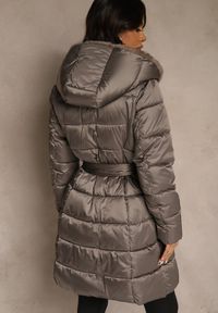 Renee - Szara Pikowana Kurtka z Nieodpinanym Kapturem o Długim Kroju z Paskiem Lidassea. Okazja: na co dzień. Kolor: szary. Materiał: jeans. Długość: długie. Styl: casual #5