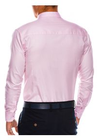 Ombre Clothing - Koszula męska z kontrastową plisą REGULAR FIT - pudrowy róż K490 - M. Typ kołnierza: button down. Kolor: różowy. Materiał: bawełna, tkanina, poliester. Długość rękawa: długi rękaw. Długość: długie. Styl: elegancki #4