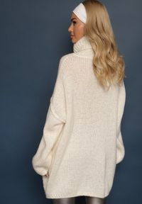 Renee - Jasnobeżowy Golf o Kroju Oversize z Wełną i Moherem Temirali. Okazja: na co dzień. Typ kołnierza: golf. Kolor: beżowy. Materiał: moher, wełna. Styl: elegancki, casual