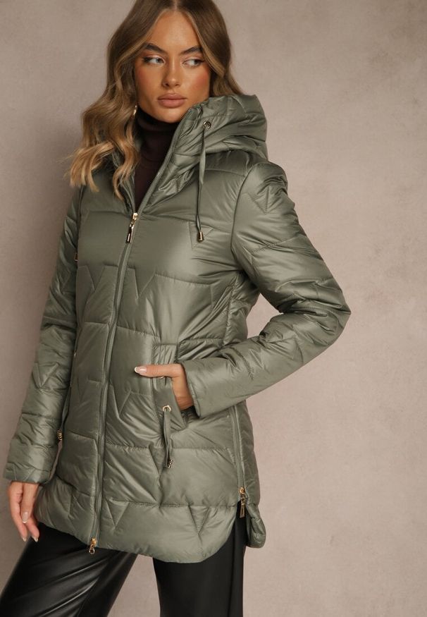 Renee - Zielona Przejściowa Kurtka z Pikowanymi Przeszyciami Kapturem i Suwakami Taranessa. Okazja: na imprezę, na co dzień. Kolor: zielony. Materiał: dzianina, jeans. Styl: elegancki, casual, klasyczny