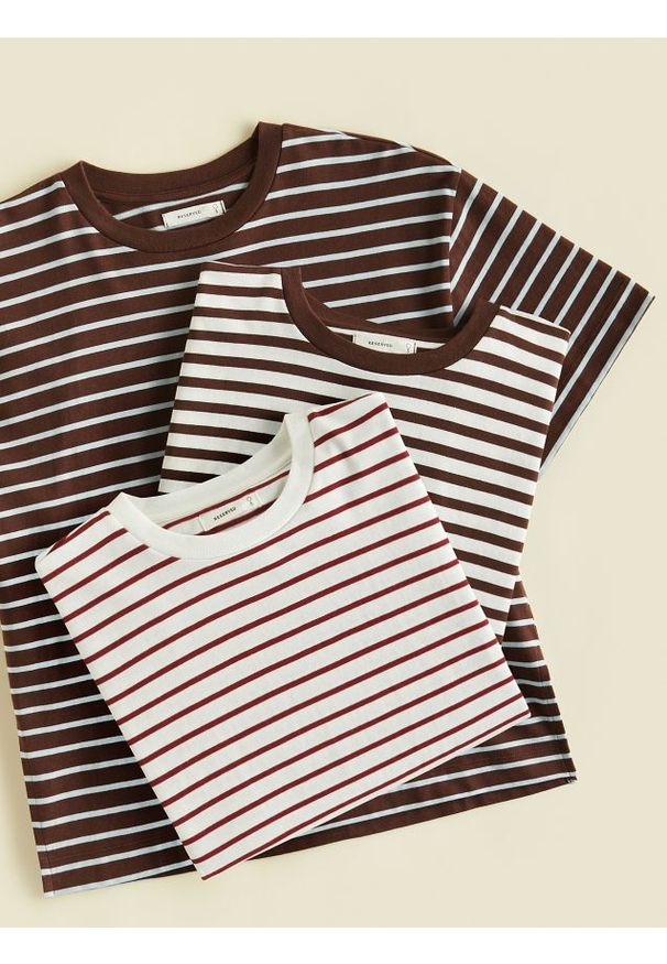 Reserved - Bawełniany t-shirt w paski - wielobarwny. Materiał: bawełna. Wzór: paski