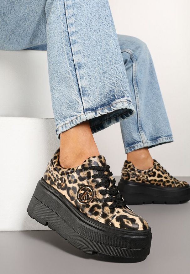 Born2be - Panterkowe Sneakersy Vices na Grubej Podeszwie z Metaliczną Ozdobą Tatorelis. Okazja: na co dzień. Materiał: jeans. Wzór: aplikacja