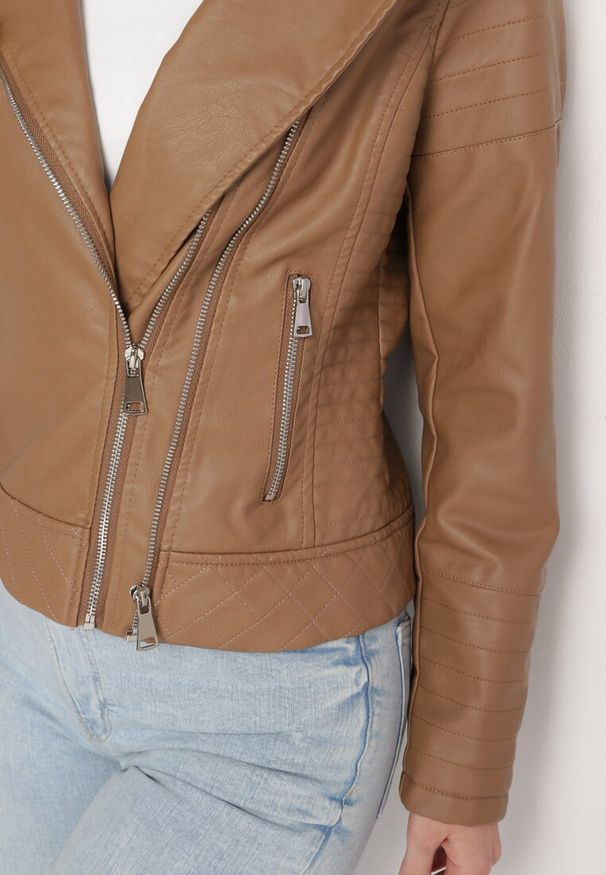 Born2be - Brązowa Kurtka Ramoneska z Ekoskóry Zapinana Asymetrycznie na Suwak z Przeszyciami Passaflora. Okazja: na co dzień. Kolor: brązowy. Materiał: jeans. Styl: rockowy, casual, klasyczny