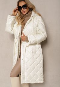 Renee - Jasnobeżowa Długa Kurtka z Kapturem i Paskiem w Talii Zdobiona Pikowanymi Przeszyciami Nikilya. Okazja: na co dzień. Typ kołnierza: kaptur. Kolor: beżowy. Materiał: jeans, materiał. Długość: długie. Wzór: aplikacja. Styl: elegancki, casual, klasyczny #2