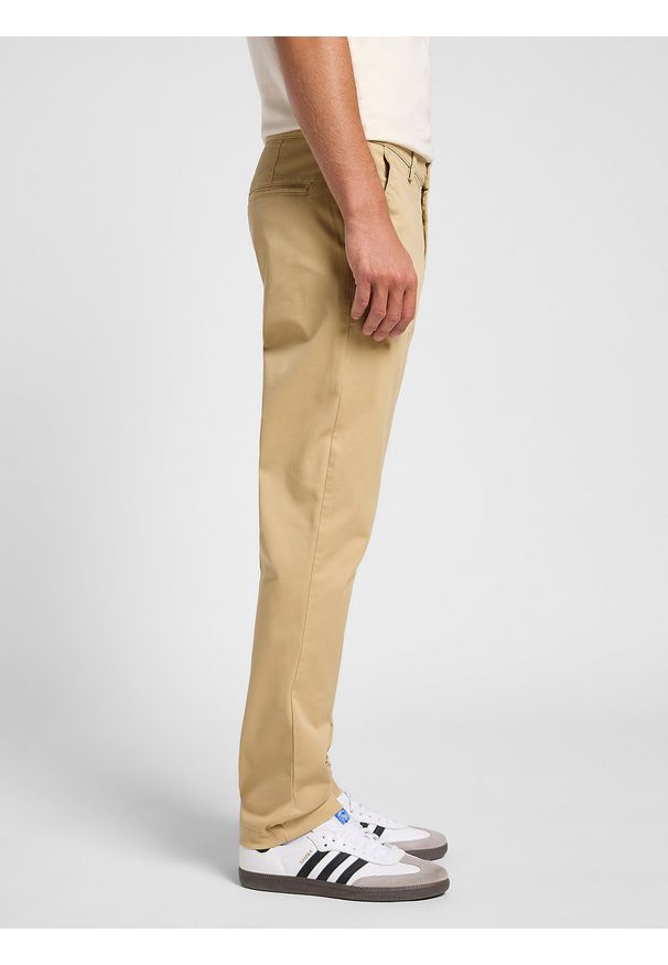 Lee - LEE MĘSKIE SPODNIE MATERIAŁOWE LEE SLIM CHINO SAND 112363970. Materiał: materiał