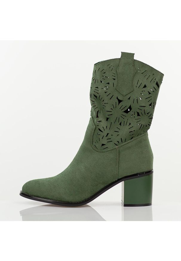 Zielone zamszowe ażurowe botki damskie na obcasie M.Daszyński 2337-12. Kolor: zielony. Materiał: zamsz. Szerokość cholewki: normalna. Wzór: ażurowy. Sezon: zima, jesień. Obcas: na obcasie. Styl: elegancki. Wysokość obcasa: średni